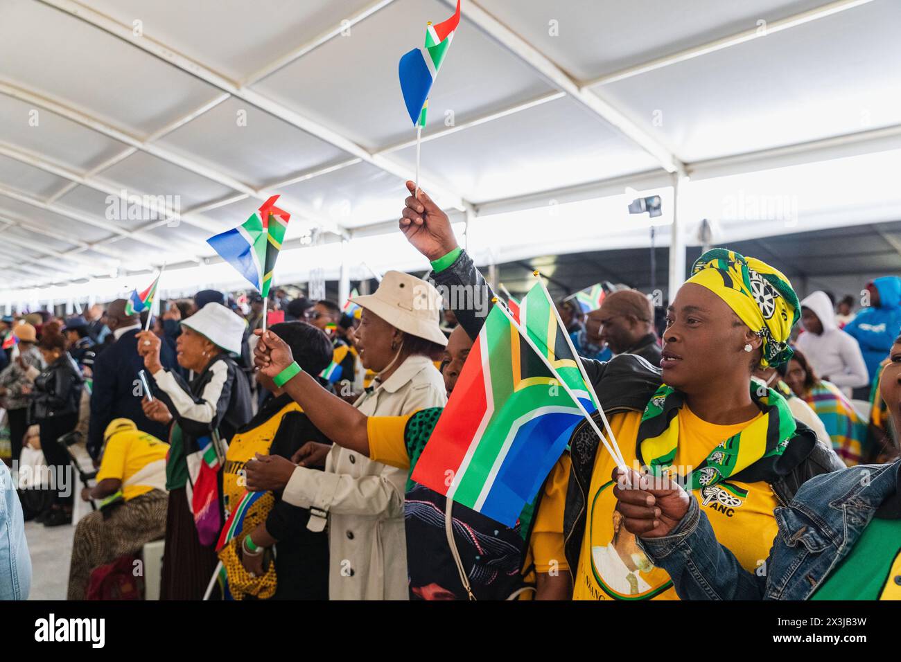 Pretoria, Afrique du Sud. 27 avril 2024. Les gens assistent à une célébration pour commémorer la Journée de la liberté à Union Buildings à Pretoria, en Afrique du Sud, le 27 avril 2024. La Journée de la liberté, célébrée le 27 avril de chaque année, a pour but de commémorer les premières élections démocratiques tenues en Afrique du Sud le 27 avril 1994, au cours desquelles tout le monde pouvait voter sans distinction de race. Crédit : Zhang Yudong/Xinhua/Alamy Live News Banque D'Images