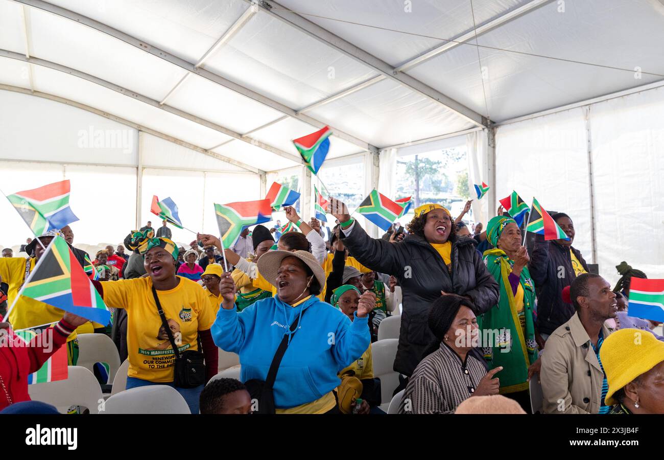 Pretoria, Afrique du Sud. 27 avril 2024. Les gens assistent à une célébration pour commémorer la Journée de la liberté à Union Buildings à Pretoria, en Afrique du Sud, le 27 avril 2024. La Journée de la liberté, célébrée le 27 avril de chaque année, a pour but de commémorer les premières élections démocratiques tenues en Afrique du Sud le 27 avril 1994, au cours desquelles tout le monde pouvait voter sans distinction de race. Crédit : Zhang Yudong/Xinhua/Alamy Live News Banque D'Images