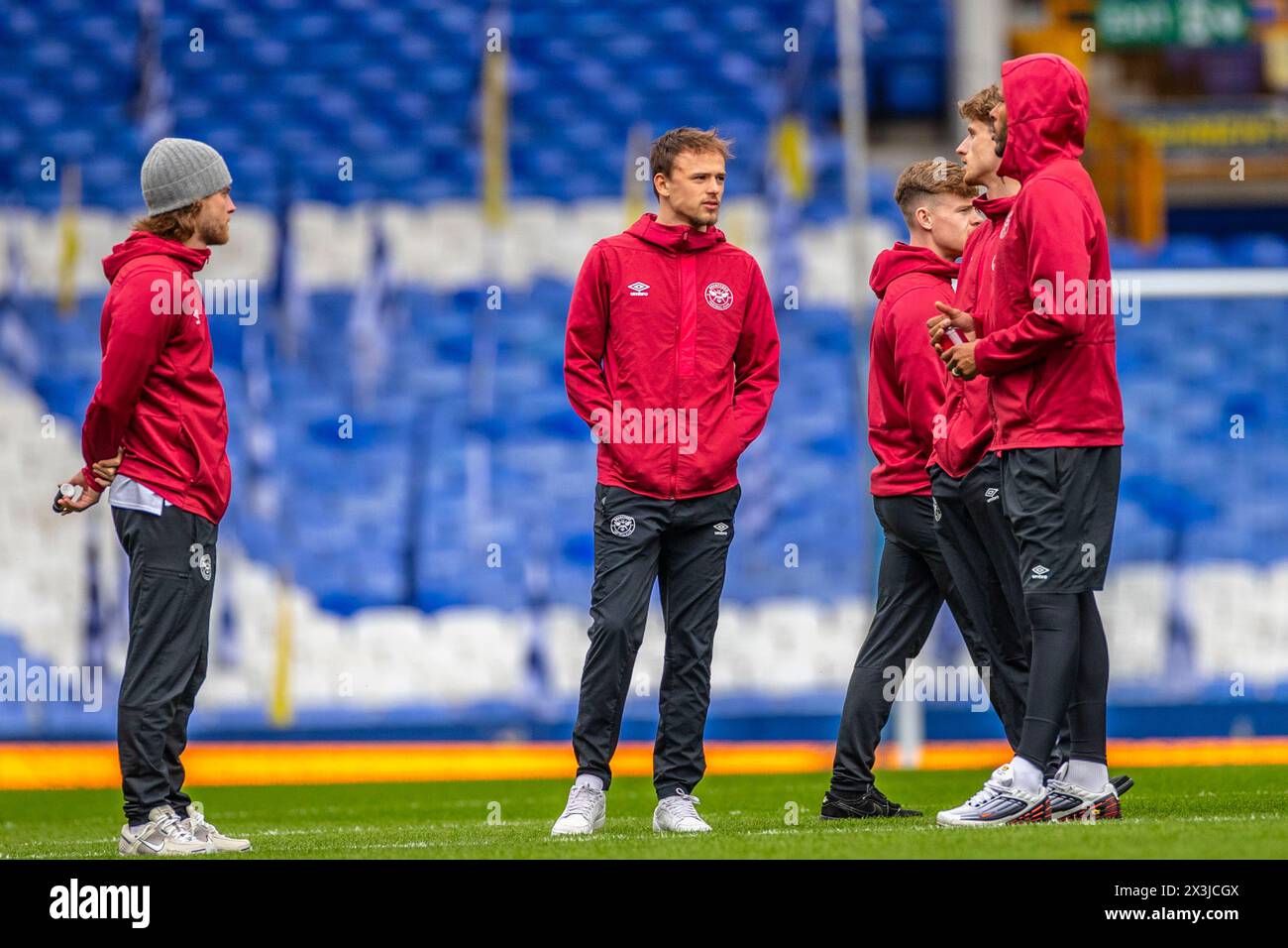 Joueurs de Brentford lors de l'inspection du terrain lors du match de premier League entre Everton et Brentford au Goodison Park, Liverpool le samedi 27 avril 2024. (Photo : Mike Morese | mi News) crédit : MI News & Sport /Alamy Live News Banque D'Images