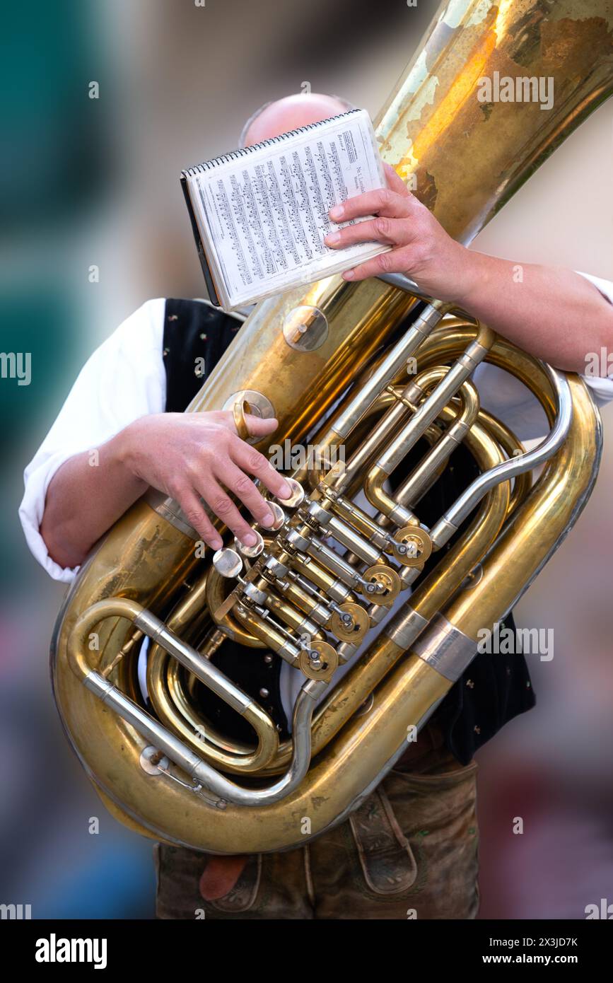 Joueur de tuba au festival du printemps à Deggendorf, basse-Bavière, Allemagne Banque D'Images