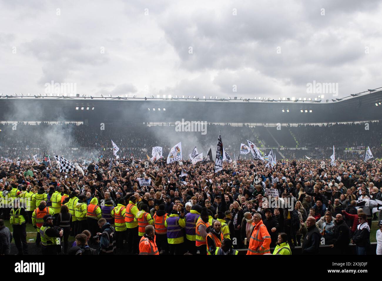 Les soutiens du comté de Derby envahissent le terrain après avoir obtenu une promotion au championnat EFL lors du match de Sky Bet League 1 entre le comté de Derby et Carlisle United au Pride Park, Derby, le samedi 27 avril 2024. (Photo : Jon Hobley | mi News) crédit : MI News & Sport /Alamy Live News Banque D'Images