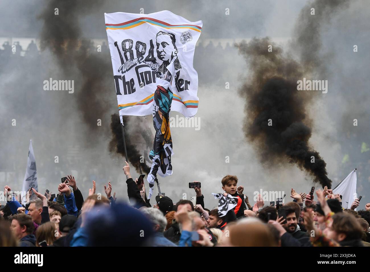 Les supporters du comté de Derby célèbrent leur promotion au championnat EFL lors du match de Sky Bet League 1 entre le comté de Derby et Carlisle United au Pride Park, Derby le samedi 27 avril 2024. (Photo : Jon Hobley | mi News) crédit : MI News & Sport /Alamy Live News Banque D'Images