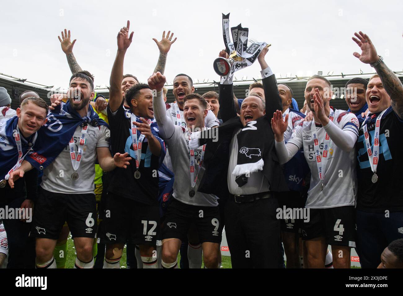 David Clownes célèbre avec ses joueurs après avoir obtenu la promotion au championnat EFL lors du match de Sky Bet League 1 entre Derby County et Carlisle United au Pride Park, Derby le samedi 27 avril 2024. (Photo : Jon Hobley | mi News) crédit : MI News & Sport /Alamy Live News Banque D'Images