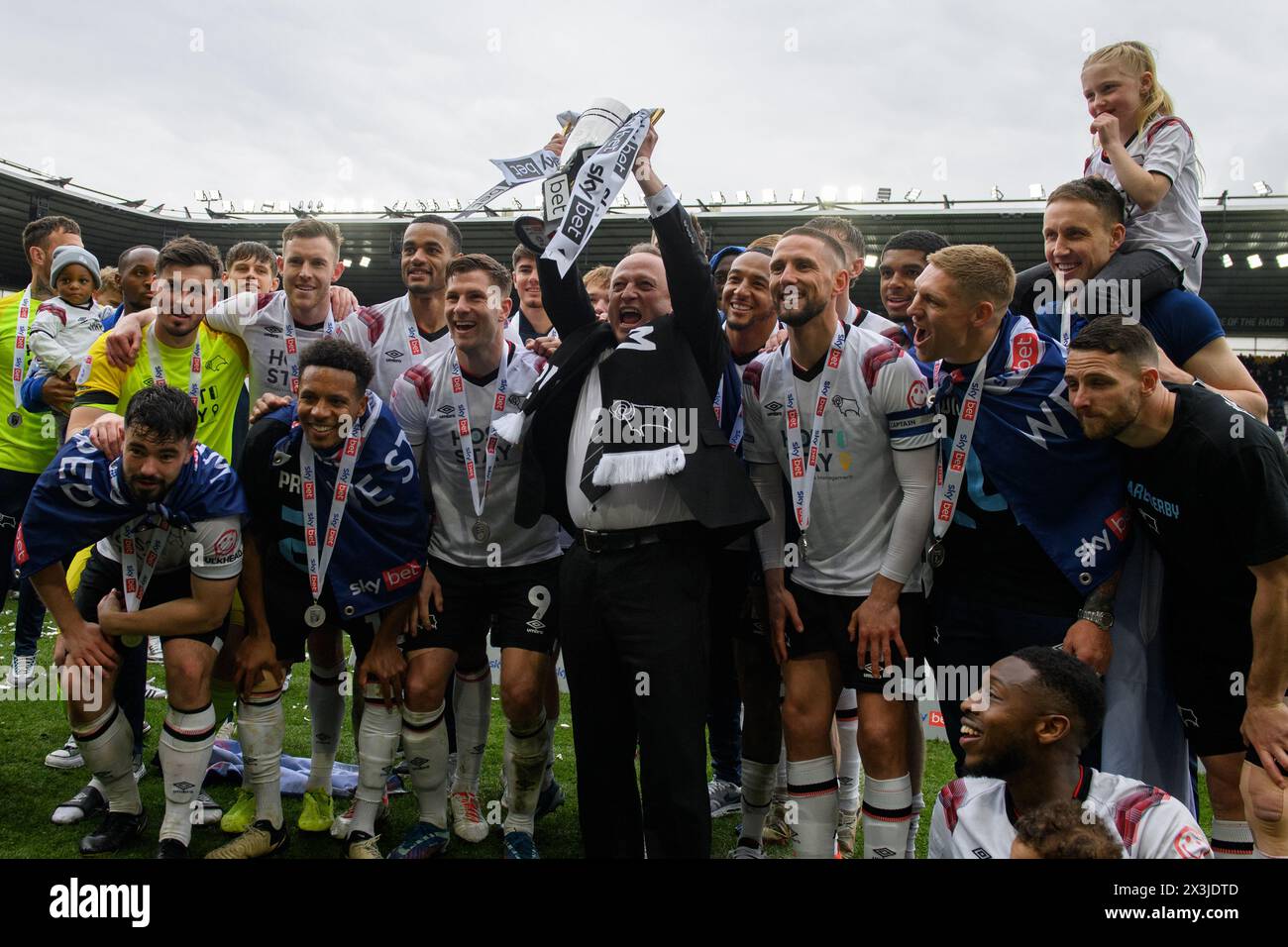 David Clownes célèbre avec ses joueurs après avoir obtenu la promotion au championnat EFL lors du match de Sky Bet League 1 entre Derby County et Carlisle United au Pride Park, Derby le samedi 27 avril 2024. (Photo : Jon Hobley | mi News) crédit : MI News & Sport /Alamy Live News Banque D'Images