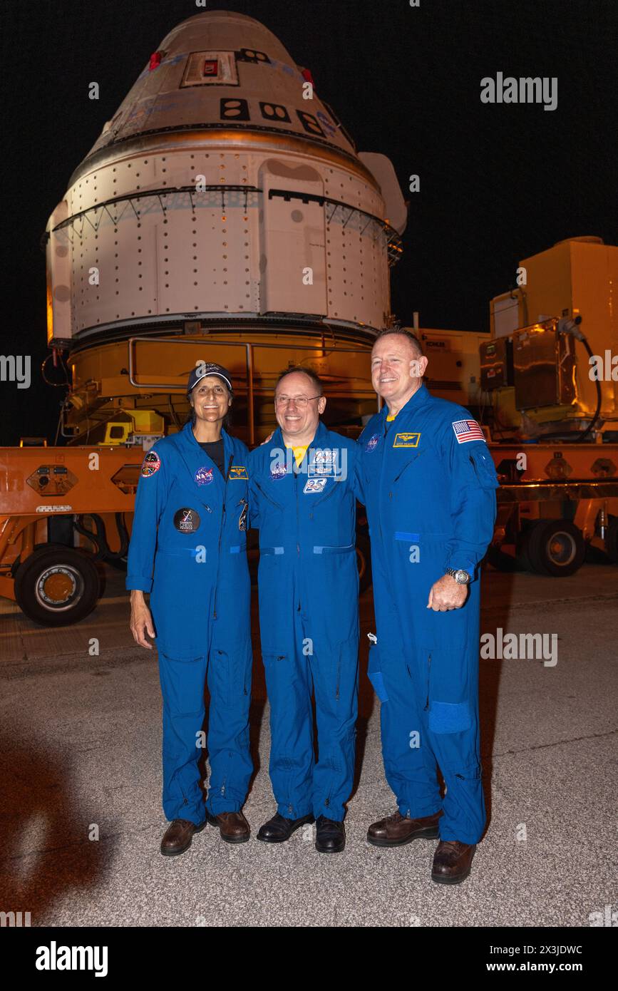 Cap Canaveral (États-Unis d'Amérique). 16 avril 2024. De gauche à droite : les astronautes de la NASA Boeing Flight test Suni Williams, pilote, Mike Fincke, pilote suppléant, et Butch Wilmore, commandant, pose avec le vaisseau spatial Boeing Starliner alors qu'il se déplace vers l'installation d'intégration verticale du complexe de lancement spatial-41 à Cape Canaveral Space Force Station, le 16 avril 2024, à Cape Canaveral, en Floride. Starliner devrait être lancé le 6 mai lors du premier essai en vol avec équipage habité transportant les astronautes Butch Wilmore et Suni Williams à la Station spatiale internationale. Crédit : Kim Shiflett/NASA photo/Alamy Banque D'Images