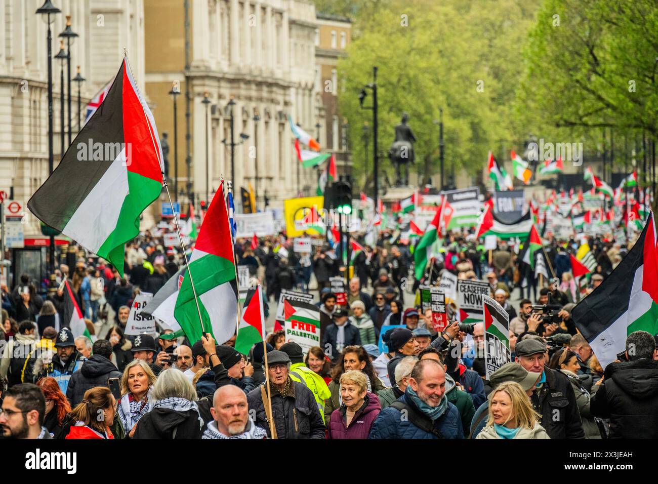 Londres, Royaume-Uni. 27 avril 2024. Une manifestation palestinienne, appelant à un cessez-le-feu maintenant et à cesser d'armer Israël, marche de la place du Parlement à Hyde Park. La population continue de répondre à l'assaut israélien à Gaza. La manifestation a été organisée par Stop the War, la Palestine Solidarity Campaign UK et les amis d'Al Aqsa, entre autres. Crédit : Guy Bell/Alamy Live News Banque D'Images