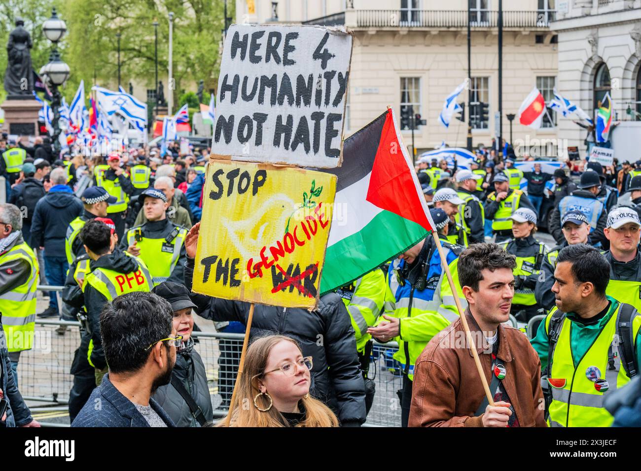 Londres, Royaume-Uni. 27 avril 2024. Il y a eu une petite contre-manifestation pro-israël qui est tenue loin par un grand cordon de police - Une manifestation palestinienne, appelant à un cessez-le-feu maintenant et à arrêter d'armer Israël marches de la place du Parlement à Hyde Park. La population continue de répondre à l'assaut israélien à Gaza. Crédit : Guy Bell/Alamy Live News Banque D'Images