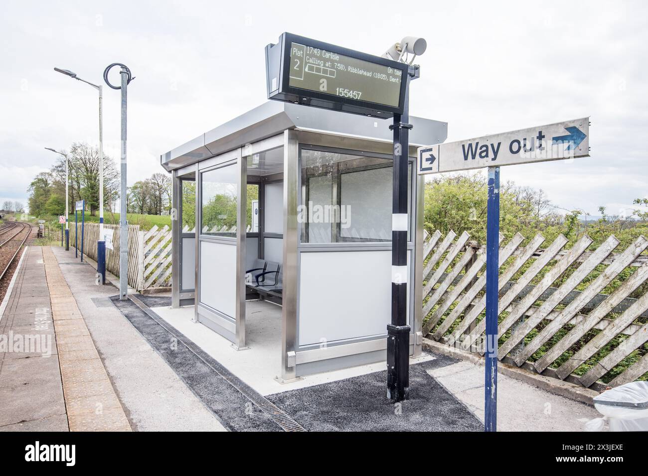 Un surclassement bienvenu à l'abri d'attente à la gare de long Preston à la lisière du parc national des Yorkshire Dales. Banque D'Images