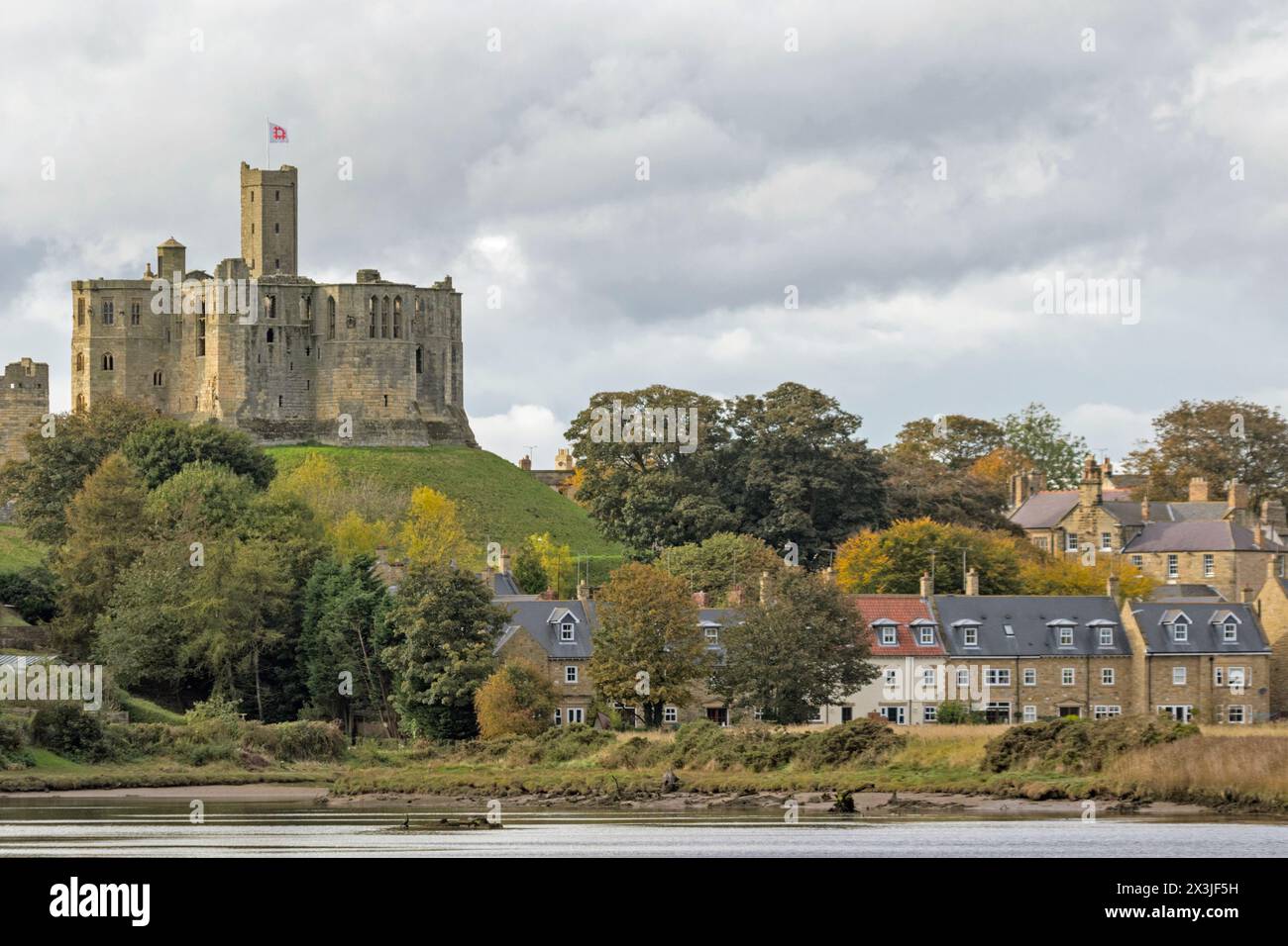 Château de Warkworth surplombant la rivière Coquet, Warkworth, Northumberland, Royaume-Uni Banque D'Images