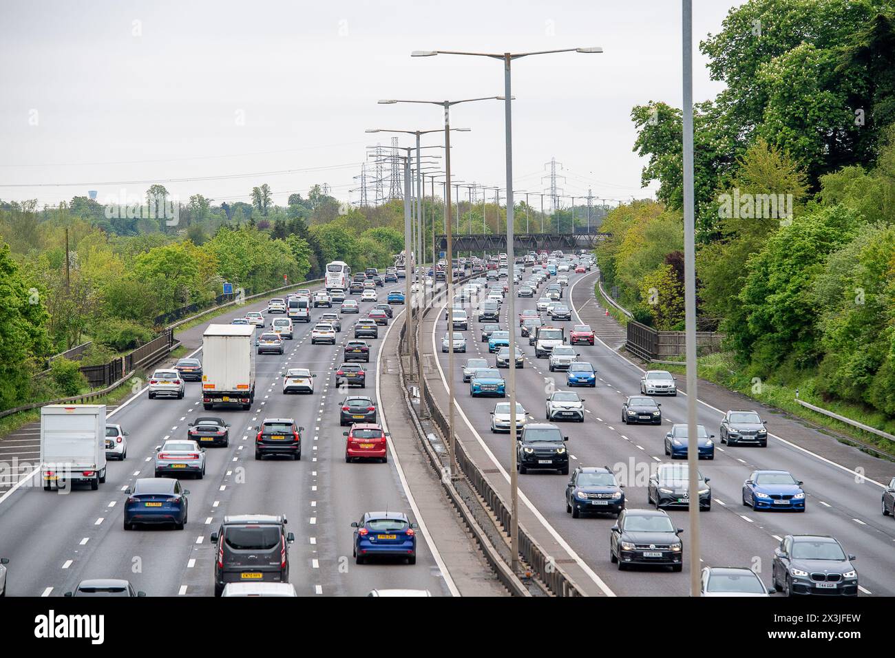 Iver Heath, Royaume-Uni. 27 avril 2024. C'était une journée chargée sur l'autoroute M25 alors que le trafic passait par Iver Heath dans le Buckinghamshire aujourd'hui. Cette partie de la M25 a toujours un épaulement dur, mais d'autres parties de la M25 sont maintenant une Smart Motorway, ce qui signifie que l'épaulement dur a été transformé en une voie de circulation réelle et qu'il n'y a plutôt que des zones de refuge d'urgence intermittentes. Des appels ont été lancés pour que les autoroutes intelligentes soient abandonnées en raison de problèmes de sécurité et du nombre de décès qui y ont été causés. Il y a un an, le premier ministre Rishi Sunak, a annulé le déploiement de toute nouvelle modernisation de Smart Motorway en attendant un Banque D'Images