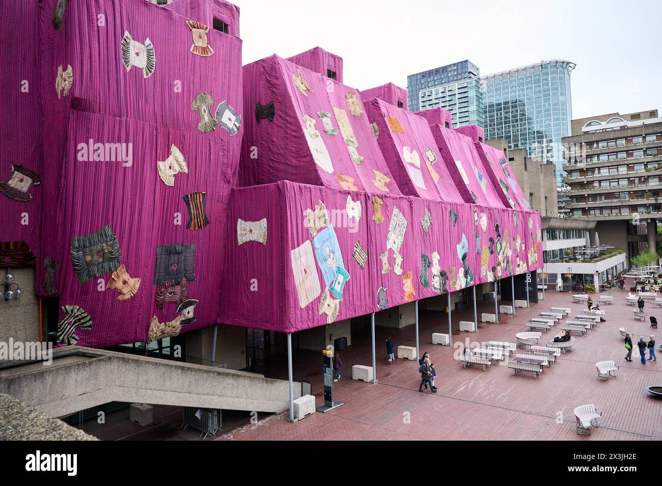 Exposition d'art de tissu textile Ibrahim Mahama 'Purple Hibiscus' à l'extérieur du bâtiment Barbican Centre City of London Banque D'Images