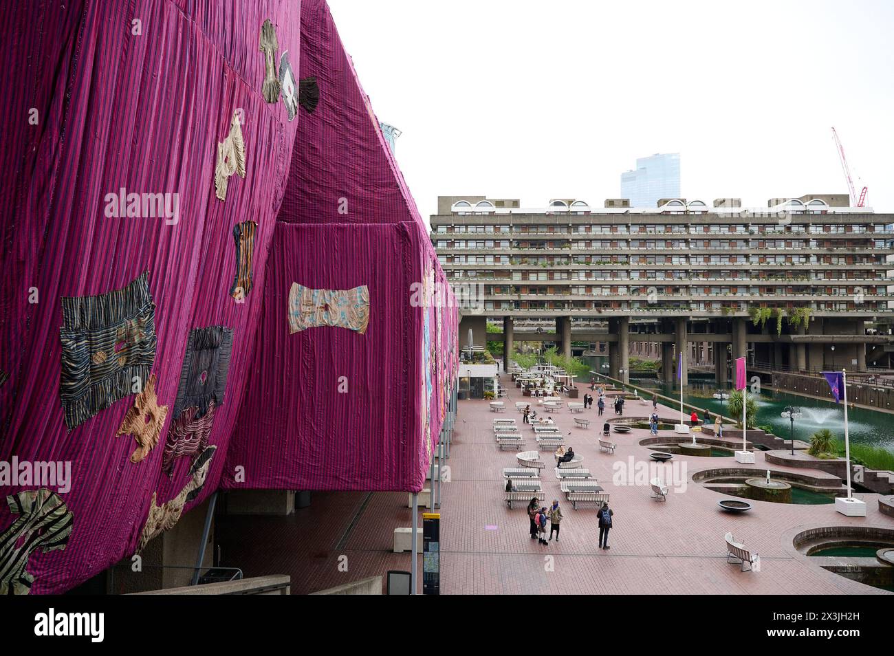 Exposition d'art de tissu textile Ibrahim Mahama 'Purple Hibiscus' à l'extérieur du bâtiment Barbican Centre City of London Banque D'Images