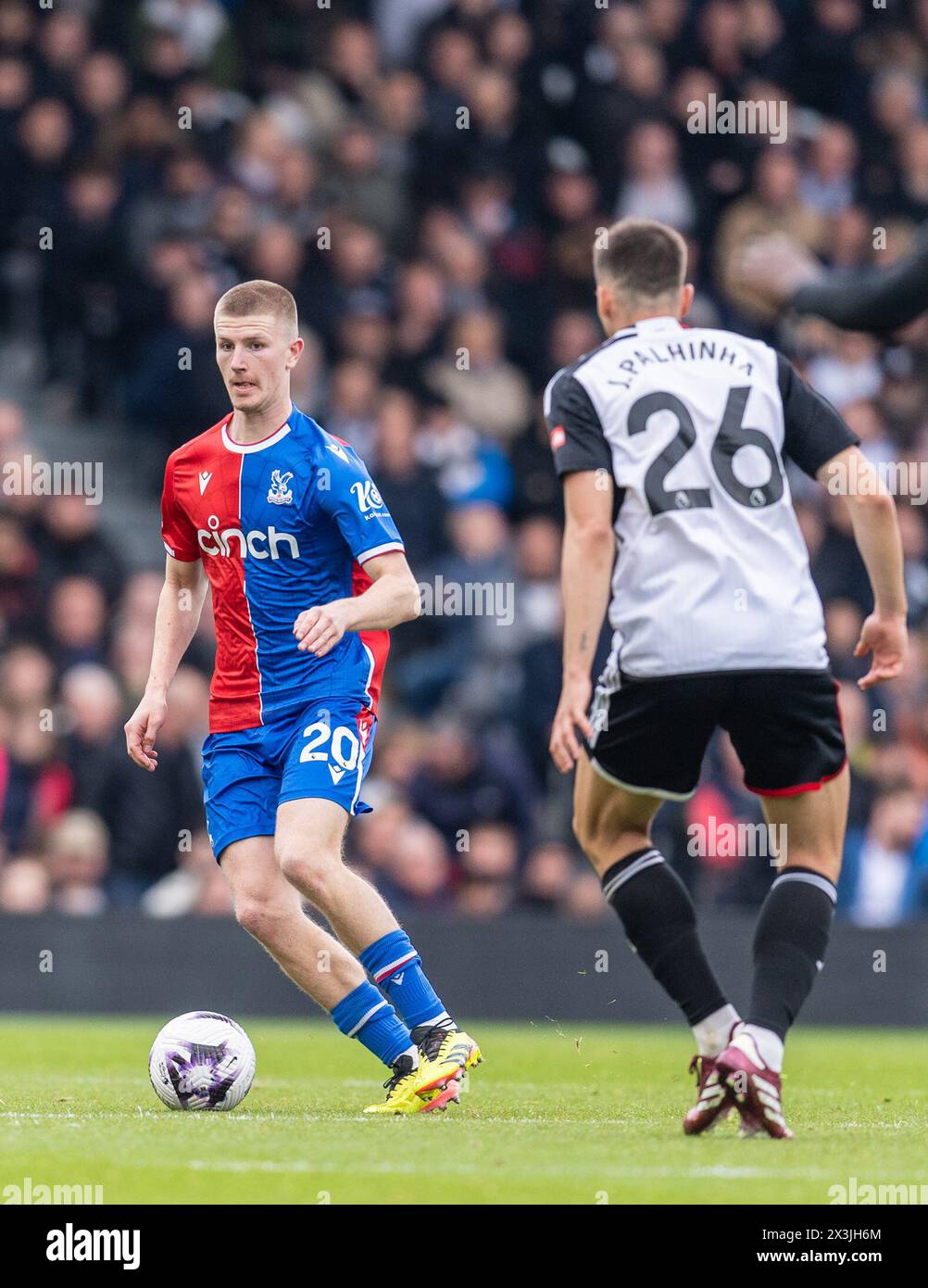 Adam Wharton de Crystal Palace en action lors du match de premier League entre Fulham et Crystal Palace à Craven Cottage, Londres, Angleterre, le 27 avril 2024. Photo de Grant Winter. Utilisation éditoriale uniquement, licence requise pour une utilisation commerciale. Aucune utilisation dans les Paris, les jeux ou les publications d'un club/ligue/joueur. Crédit : UK Sports pics Ltd/Alamy Live News Banque D'Images