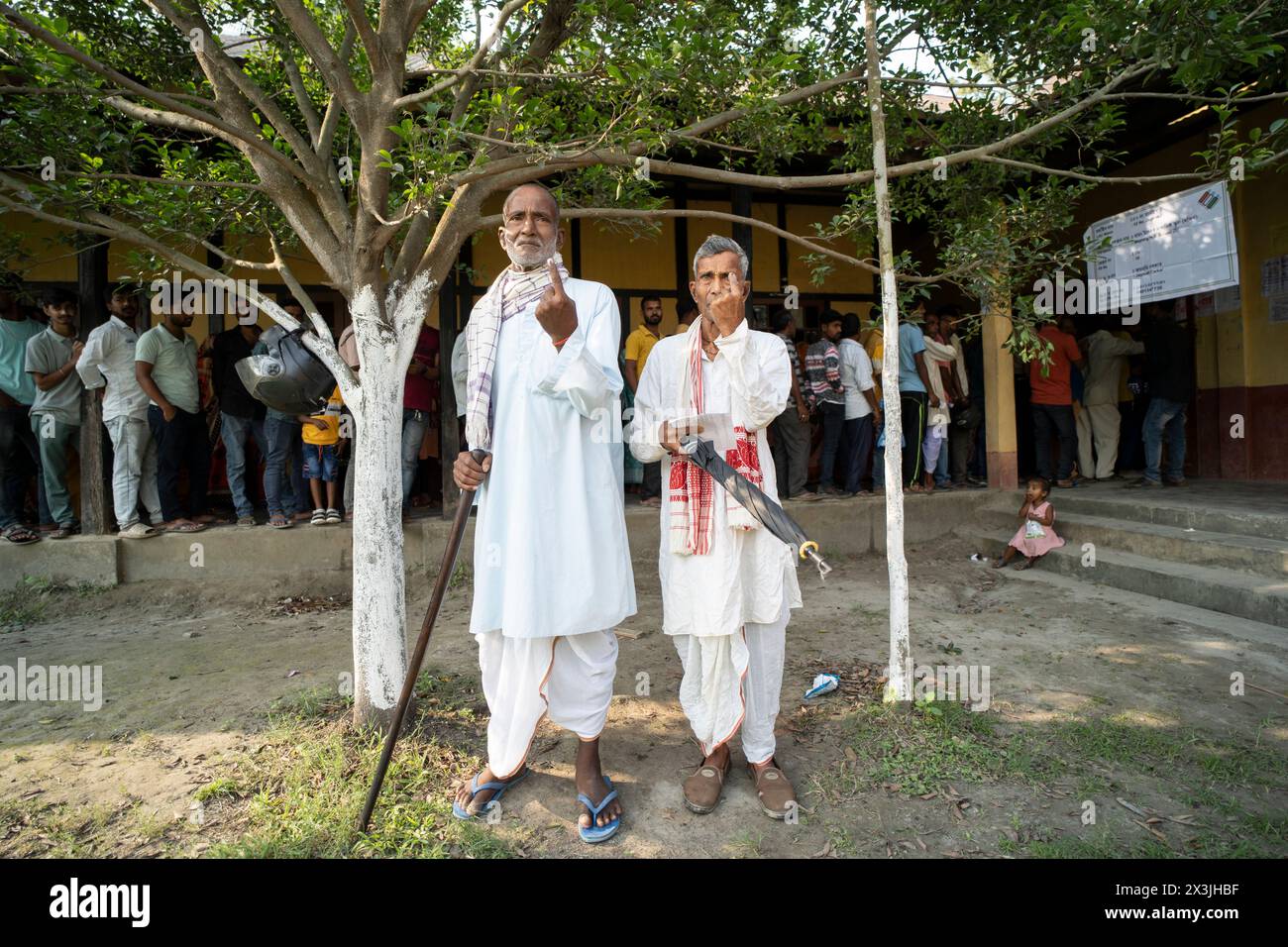 Morigaon, Assam, Inde. 26 avril 2024. Les électeurs montrent leur doigt encré après avoir voté dans la deuxième phase des élections générales indiennes dans un bureau de vote le 26 avril 2024 à Morigaon, Assam, Inde. L'élection générale indienne, un exercice démocratique massif, a lieu tous les cinq ans pour élire les membres de la Lok Sabha, qui est la chambre basse du Parlement indien. Crédit : David Talukdar/Alamy Live News Banque D'Images
