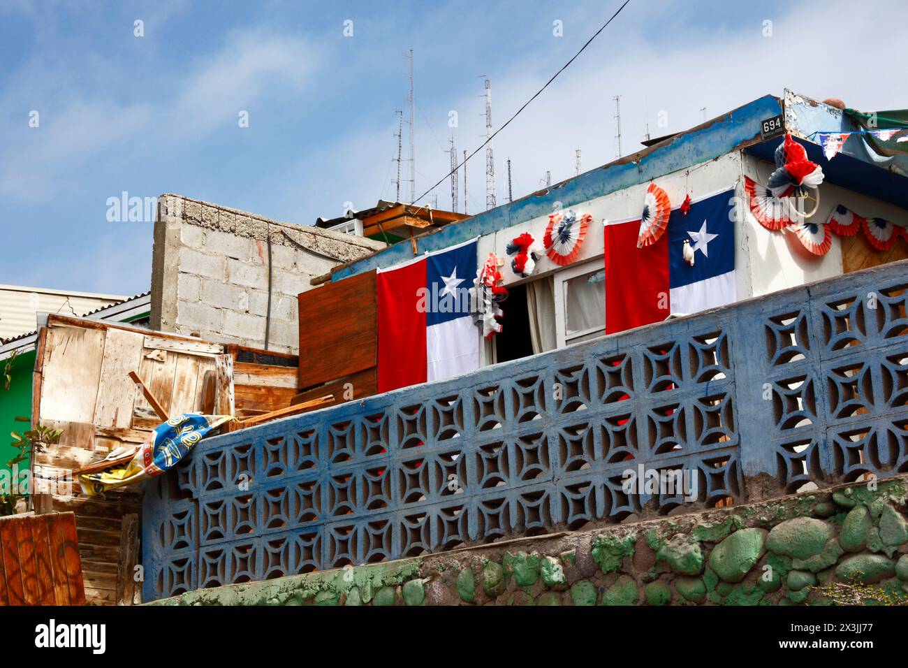 Maison décorée de drapeaux chiliens pour le bicentenaire de la création de la première Junte gouvernementale du Chili le 18 septembre 1810, Arica Banque D'Images