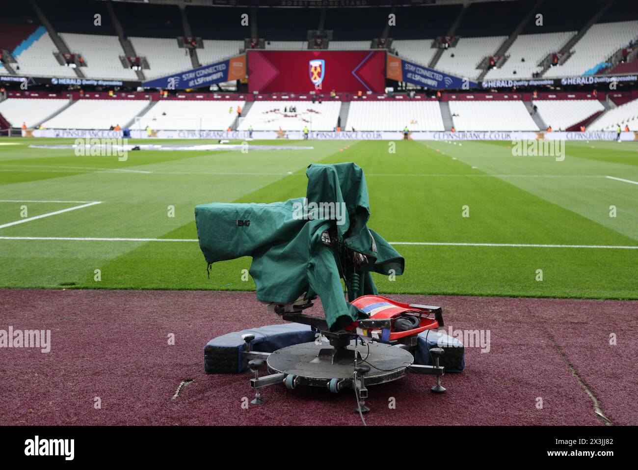Londres, Royaume-Uni. 27 avril 2024. Une caméra de télévision lors du match West Ham United contre Liverpool EPL, au London Stadium, Londres, Royaume-Uni, le 27 avril 2024. Crédit : Paul Marriott/Alamy Live News Banque D'Images
