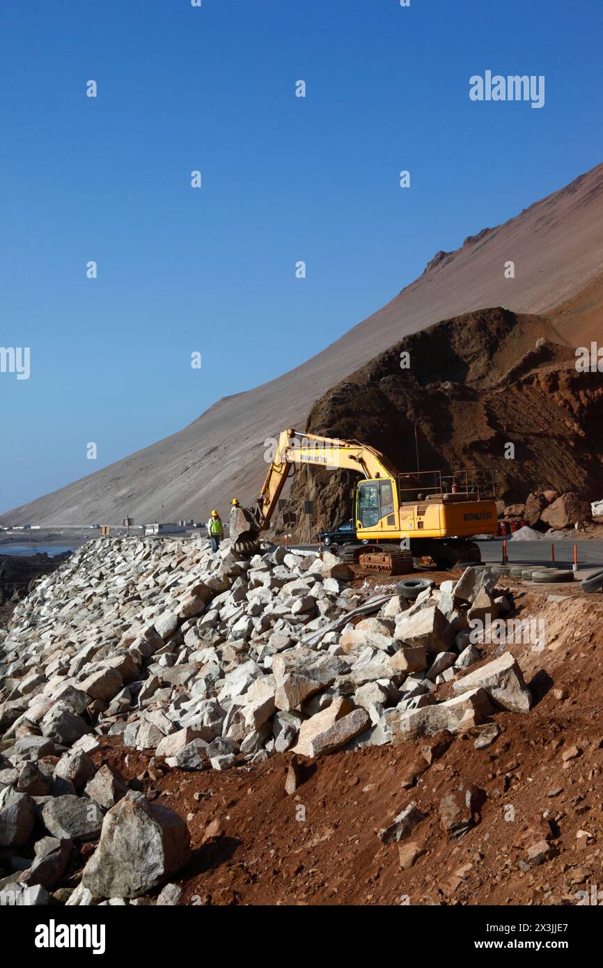 Une excavatrice Komatsu travaille sur un projet visant à améliorer l'accès routier et les installations de stationnement pour les grottes Cuevas de Anzota / Anzota, près d'Arica, Chili Banque D'Images