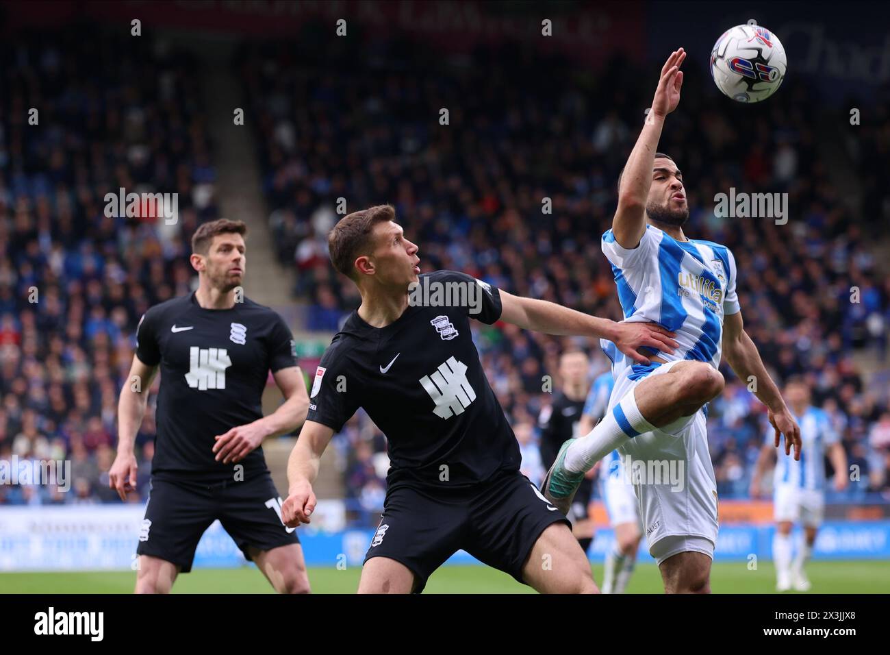 Brodie Spencer (Huddersfield Town) surpasse Krystian Bielik (Birmingham City) lors du Sky Bet Championship match entre Huddersfield Town et Birmingham City au John Smith's Stadium, Huddersfield le samedi 27 avril 2024. (Photo : Pat Scaasi | mi News) crédit : MI News & Sport /Alamy Live News Banque D'Images