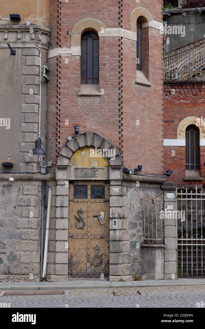 Maison à St Vincent avec des portes métalliques inhabituelles avec des symboles de dragon. Région de la vallée d'Aoste, Italie, 27 avril 2024 Banque D'Images