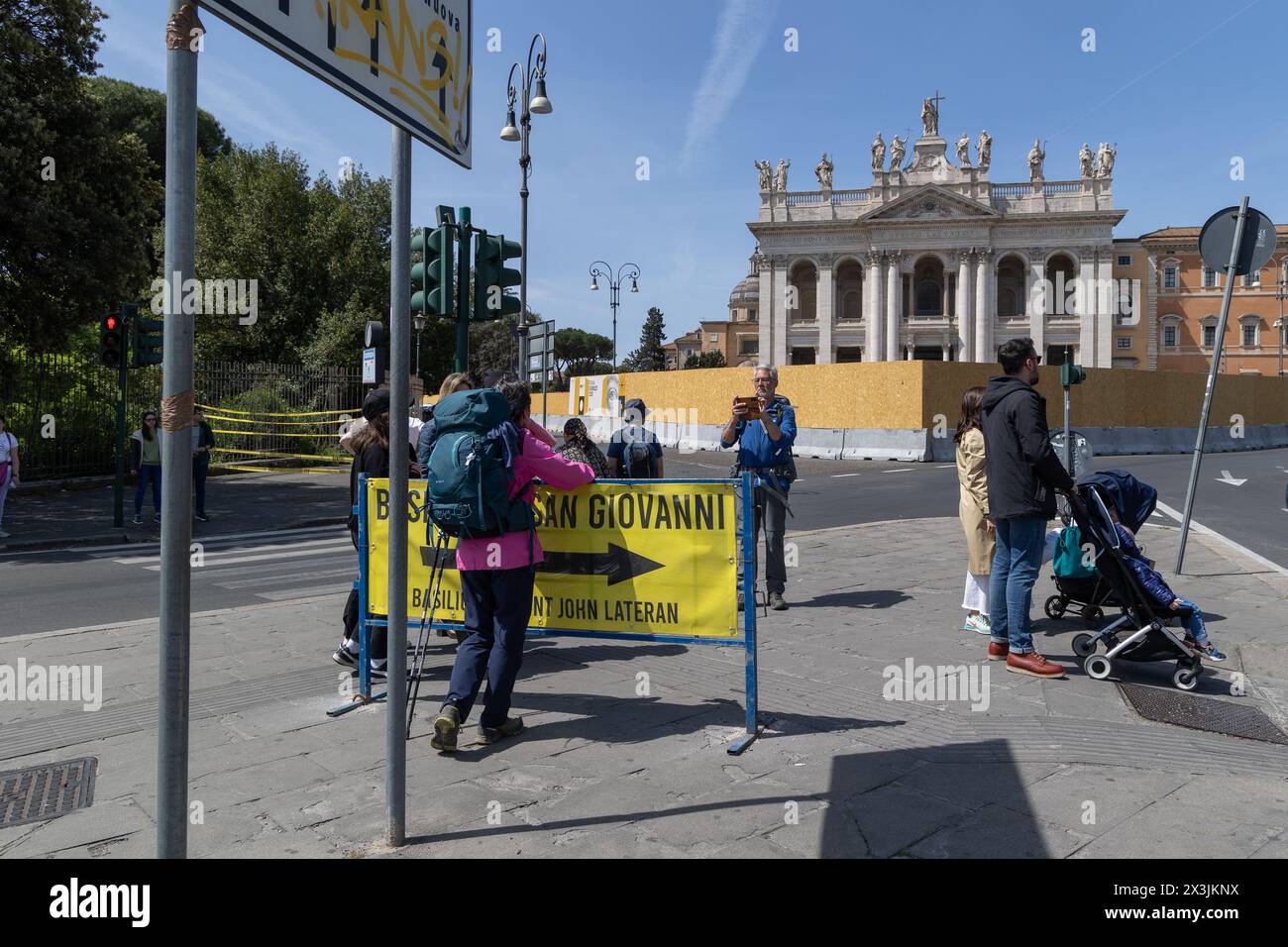 Rome, Italie. 27 avril 2024. Travaux en cours sur la Piazza San Giovanni à Rome pour le Jubilé de 2025 (photo de Matteo Nardone/Pacific Press) crédit : Pacific Press Media production Corp./Alamy Live News Banque D'Images