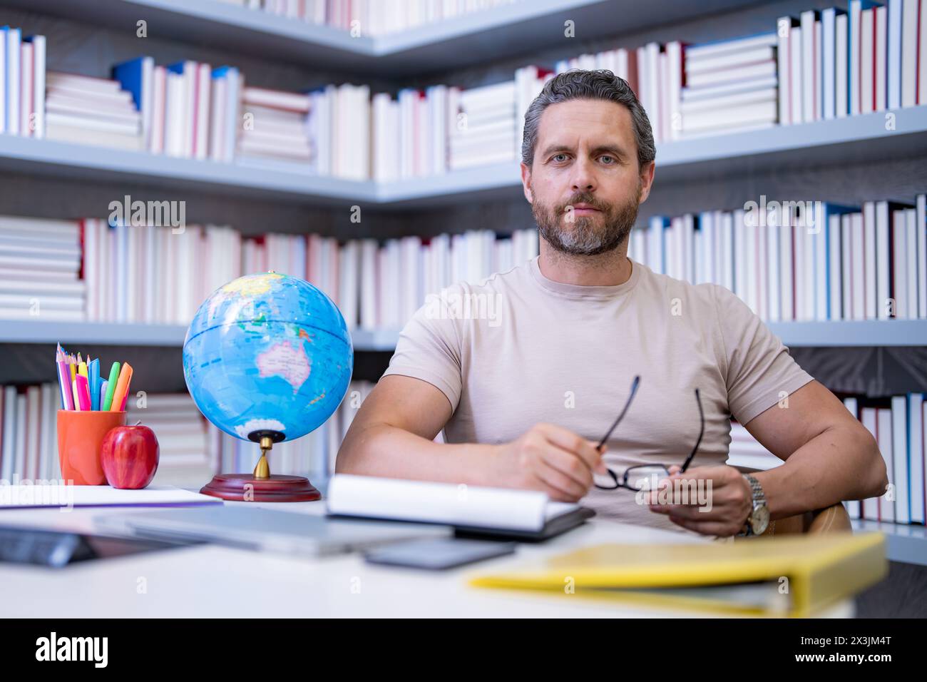 Professeur tuteur en classe scolaire. Connaissances, éducation. Homme avec livre enseignement leçon en classe. Examen universitaire. Étudier enseigner à l'université. Éducateur lea Banque D'Images