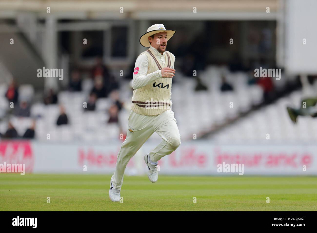 Londres. 27 avril 2024. Rory Burns (17e capitaine du Surrey) participe à la deuxième journée du County Championship Division One match entre le Surrey et le Hampshire au Kia Oval. Crédit : Matthew Starling / Alamy Live News Banque D'Images