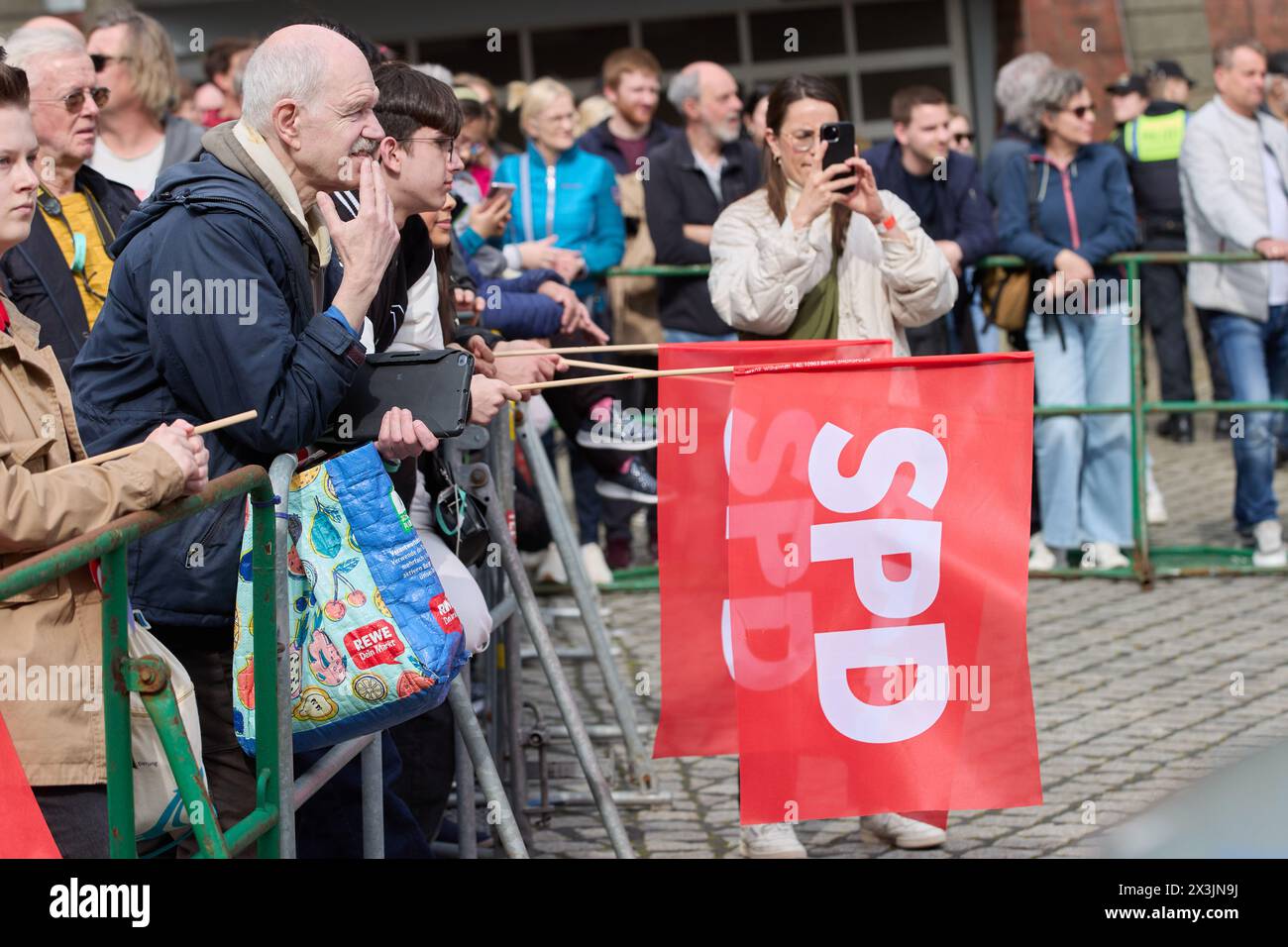 Hambourg, Allemagne. 27 avril 2024. Les spectateurs tiennent des drapeaux avec le logo SPD lors du coup d'envoi de la campagne électorale européenne SPD au marché aux poissons. Crédit : Georg Wendt/dpa/Alamy Live News Banque D'Images