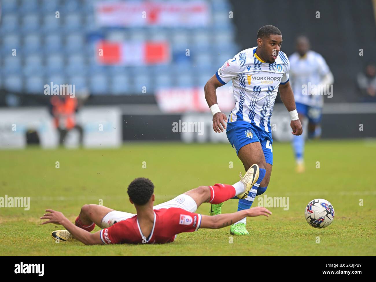 Colchester Essex, Royaume-Uni. 27 avril 2024. Jayden Fevrier de Colchester Utd et Rio Adebisi de Crewe Alexandra lors du match Colchester United vs Crew Alexandra, Sky Bet League Two au JobServe Community Stadium Colchester Essex UK. Cette image est RÉSERVÉE à UN USAGE ÉDITORIAL. Licence exigée du Football DataCo pour toute autre utilisation. Crédit : MARTIN DALTON/Alamy Live News Banque D'Images