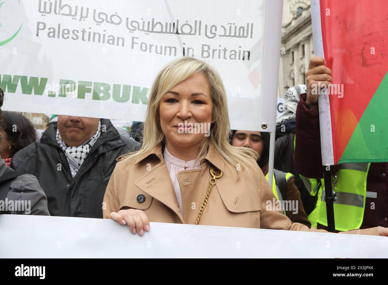 Londres, Royaume-Uni, 27 avril 2024. La Marche nationale pour la Palestine a attiré environ 100 000 personnes, marchant de la place du Parlement à Hyde Park, appelant à un cessez-le-feu à Gaza et à cesser d'armer Israël. Des médecins ont dirigé la marche et ont également assisté à Michelle O'Neil, premier ministre d'Irlande du Nord et Stephen Kapos, un survivant de l'holocauste et sa famille. Crédit : Monica Wells/Alamy Live News Banque D'Images