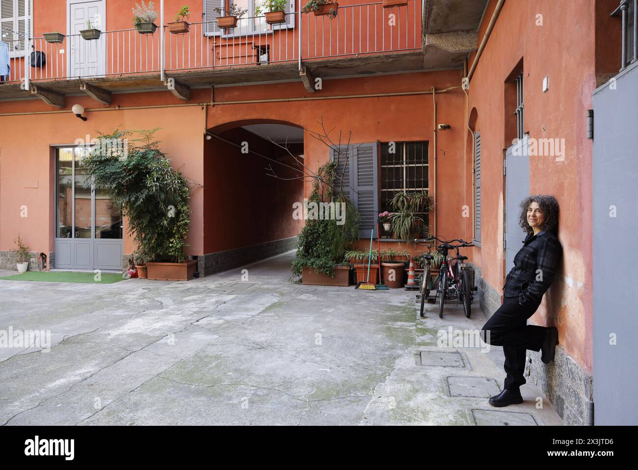 Portrait de Maria Grazia Calandrone dans la cour de Viale Monza où ses parents vivaient au début des années 1960 à Milan. 21/02/2024 ©Isabella de Maddalena/opale.photo Banque D'Images