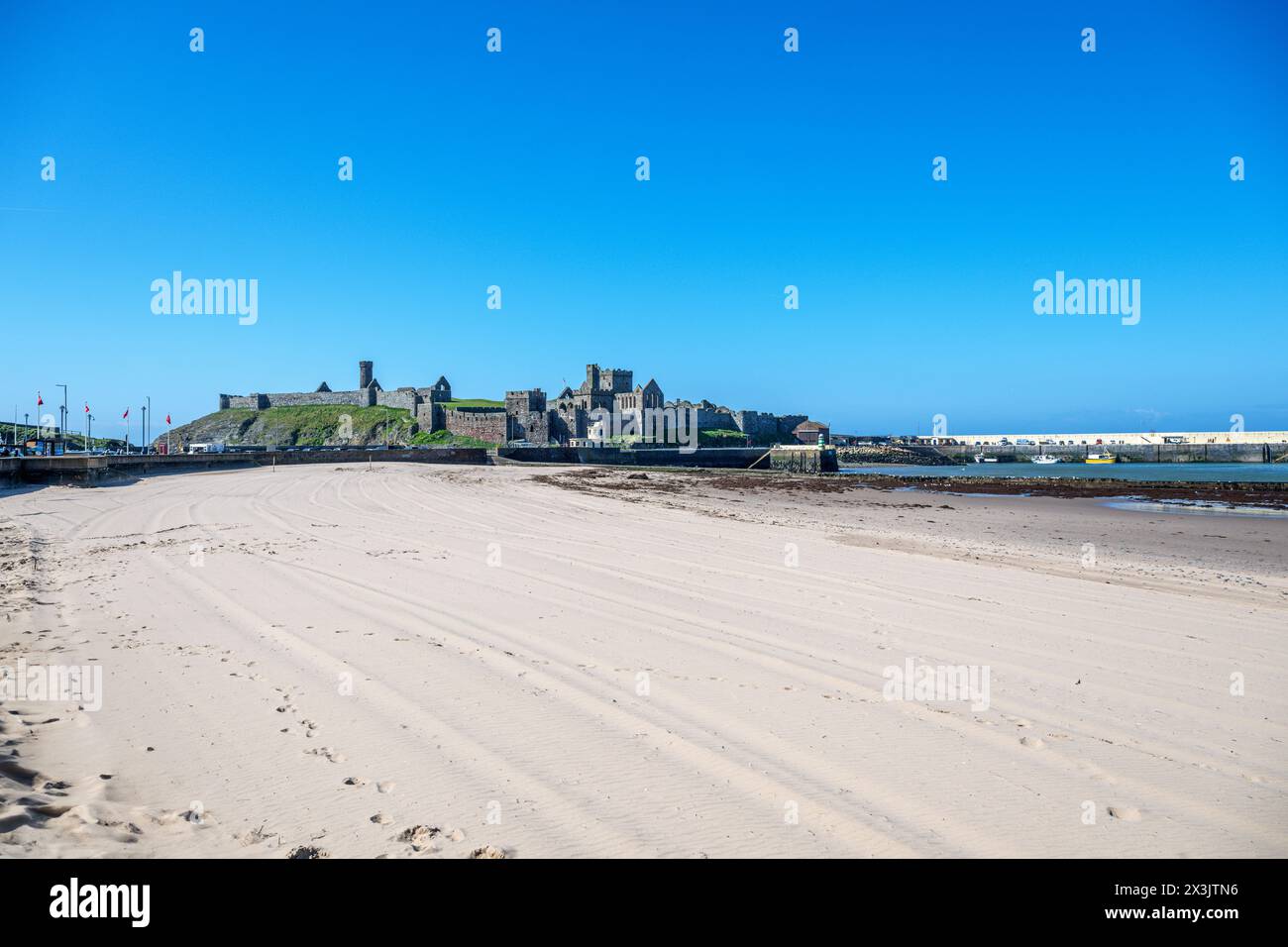 Peel Castle depuis la plage, Peel, Île de Man, Angleterre, Royaume-Uni Banque D'Images