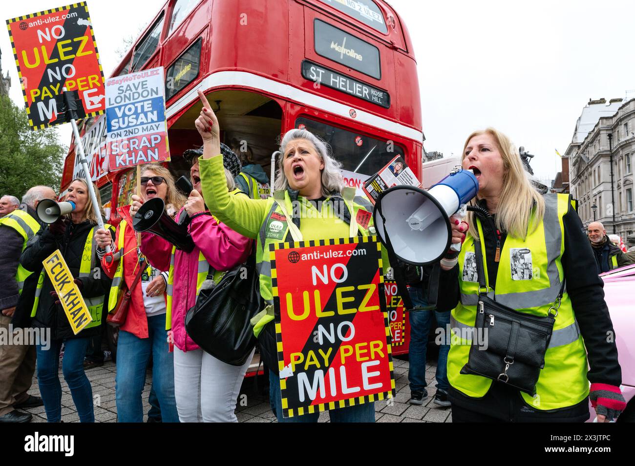 Londres, Royaume-Uni. 27 avril 2024. Des manifestants anti-ULEZ se rassemblent à Trafalgar Square pour scander contre Sadiq Khan et la zone à très faibles émissions. Crédit : Andrea Domeniconi/Alamy Live News Banque D'Images