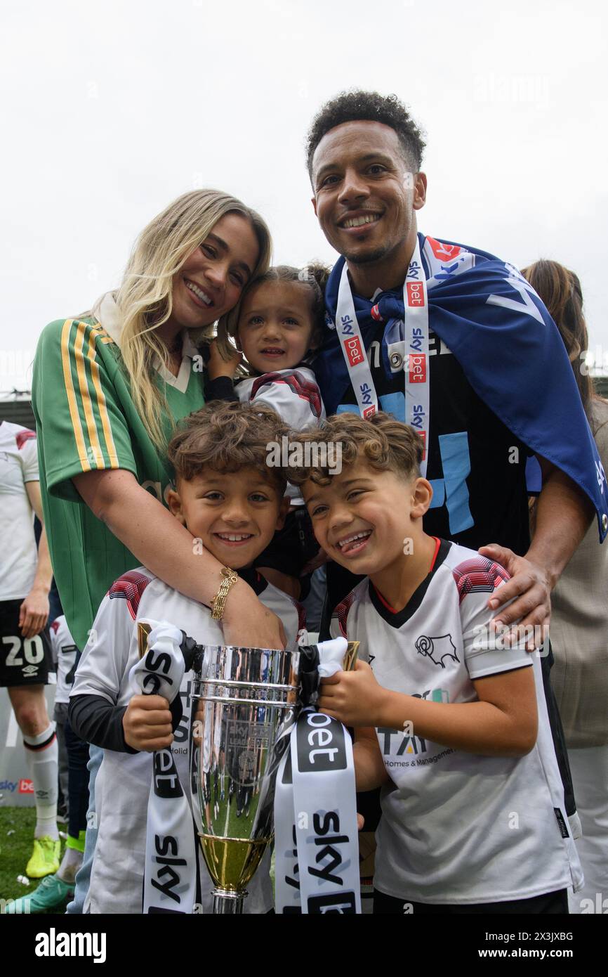Korey Smith du comté de Derby et sa famille célèbrent après avoir obtenu une promotion au championnat EFL lors du match de Sky Bet League 1 entre le comté de Derby et Carlisle United au Pride Park, Derby, le samedi 27 avril 2024. (Photo : Jon Hobley | mi News) crédit : MI News & Sport /Alamy Live News Banque D'Images