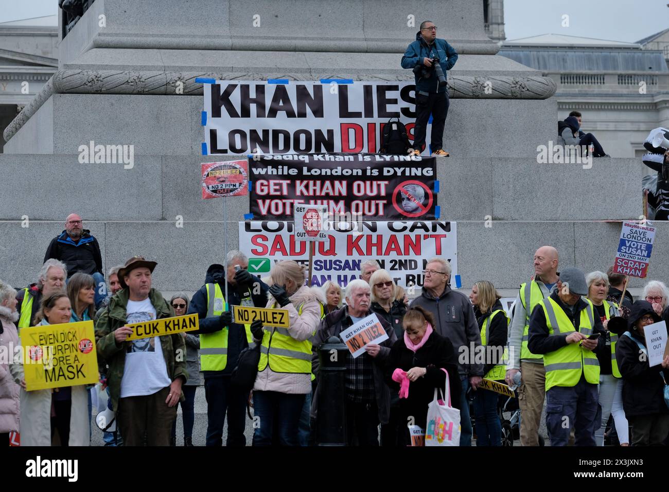 Londres, Royaume-Uni, 27 avril 2024. Une manifestation anti-ULEZ a rassemblé des militants de divers arrondissements londoniens et des candidats réformistes britanniques protestant contre la taxe journalière imposée aux automobilistes dans les véhicules polluants dans la zone élargie. Crédit : onzième heure photographie/Alamy Live News Banque D'Images