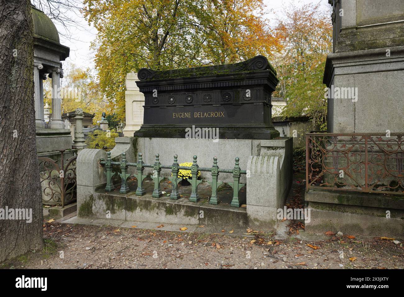 Paris, France, 11 novembre 2023. Tombe du peintre français Eugène Delacroix (Ferdinand Victor Eugène Delacroix, 1798-1863), dans la 49e division du cimetière du Père-Lachaise. Delacroix est considéré comme le peintre romantique français le plus important. ©Isabella de Maddalena/opale.photo Banque D'Images