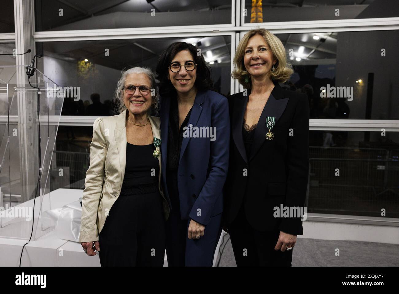 La ministre française de la culture Rima Abdul Malak, avec Florence Bourgeois, directrice du salon photo de Paris, et Jane Evelyn Atwood, a décerné le prestigieux titre d’officier de l’ordre des Arts et des lettres lors de la 26e édition du salon photo de Paris au Grand Palais Ephémère. 09/11/2023 ©Isabella de Maddalena/opale.photo Banque D'Images