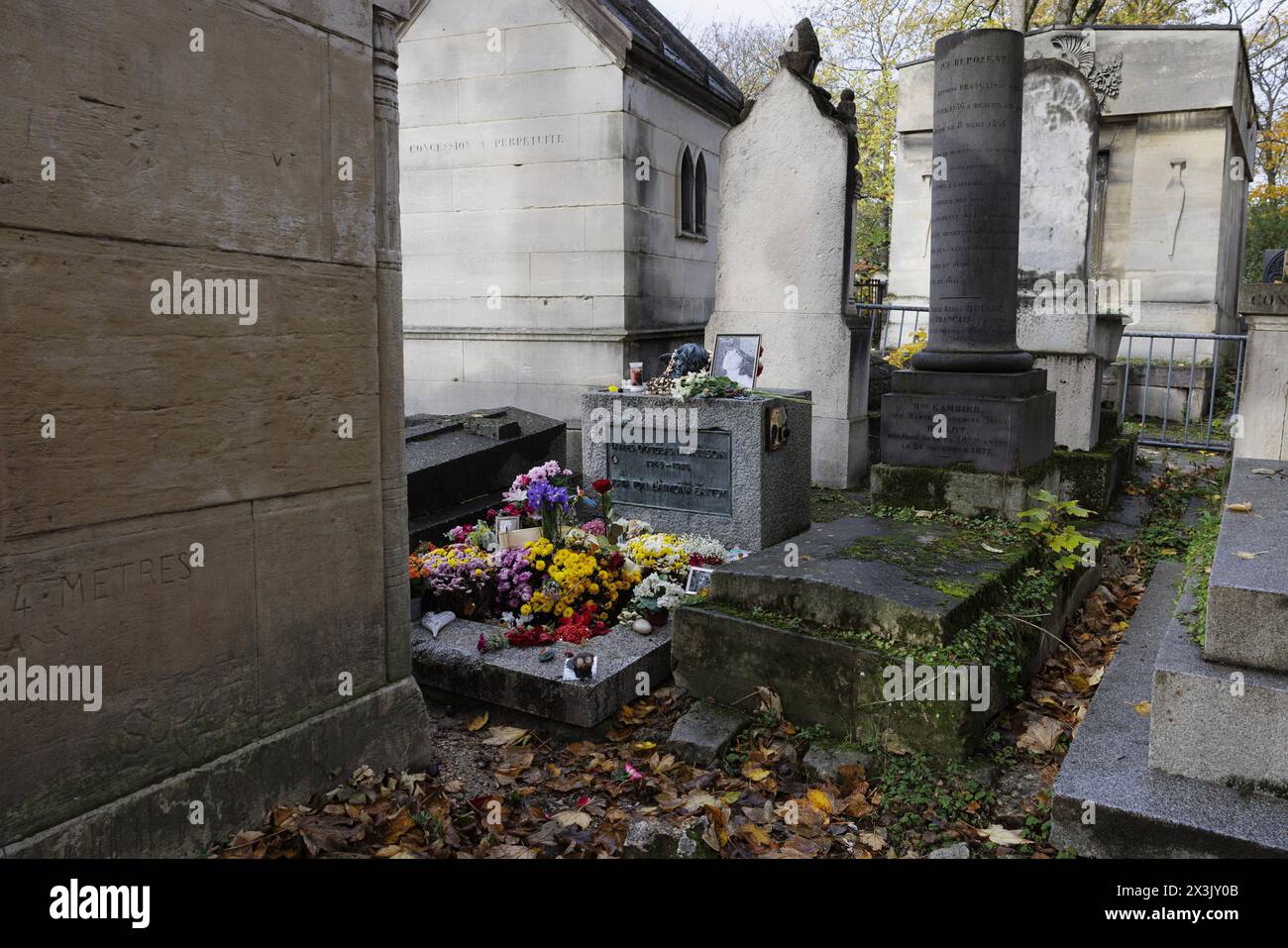 Paris, France, 11 novembre 2023. Tombe de l'auteur-compositeur-interprète, compositeur et poète américain Jim Morrison (James Douglas Morrison, 1943-1971) dans la 6e division du cimetière du Père-Lachaise. ©Isabella de Maddalena/opale.photo Banque D'Images