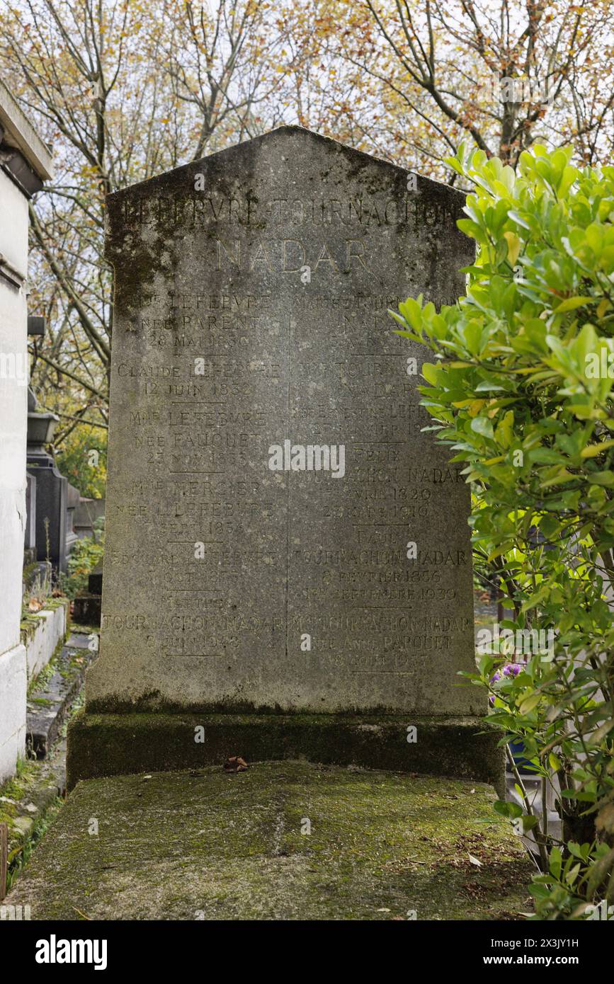 Paris, France, 11 novembre 2023. Tombe du photographe français, partisan du vol plus lourd que l'air, designer et écrivain Gaspard-Félix Tournachon, dit Nadar (1820-1910), dans la 36e division du cimetière du Père-Lachaise. En 1858, il devient la première personne à prendre des photos aériennes. ©Isabella de Maddalena/opale.photo Banque D'Images