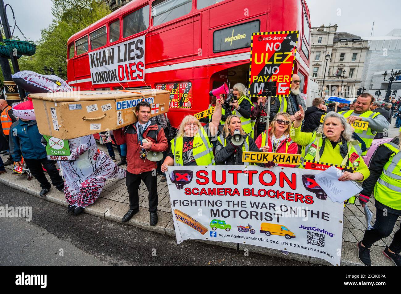 Londres, Royaume-Uni. 27 avril 2024. Un arrêt de l'ULEZ (zone ultra-basse émission) contre la zone étendue à travers Londres - en présence de dinosaures gonflables et un rassemblement pour la démocratie. C'est aussi une manifestation anti-Sadiq Khan (maire de Londres) à Trafalgar Square. Crédit : Guy Bell/Alamy Live News Banque D'Images