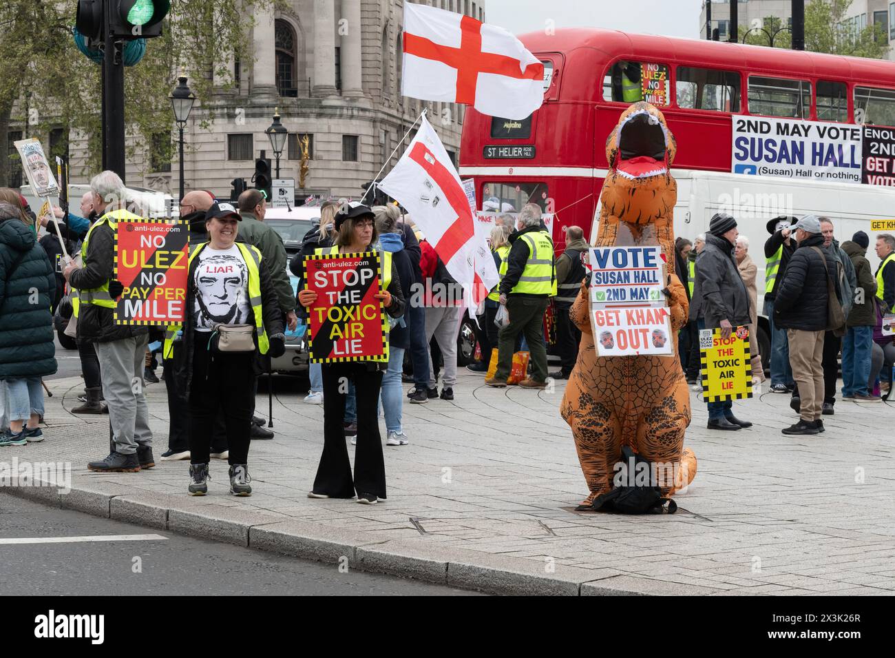 Londres, Royaume-Uni. 27 avril 2024. Les opposants à l’expansion de la zone Ultra Low Emissions (ULEZ), qui prélève une taxe sur les véhicules plus polluants entrant dans la zone et est conçu pour réduire la pollution atmosphérique à Londres, se rassemblent près de Trafalgar Square. Avec les élections pour le maire de Londres qui devaient avoir lieu prochainement, beaucoup ont appelé à l'éviction de l'actuel maire travailliste Sadiq Khan et à l'élection de la candidate du parti conservateur Susan Hall. Crédit : Ron Fassbender/Alamy Live News Banque D'Images