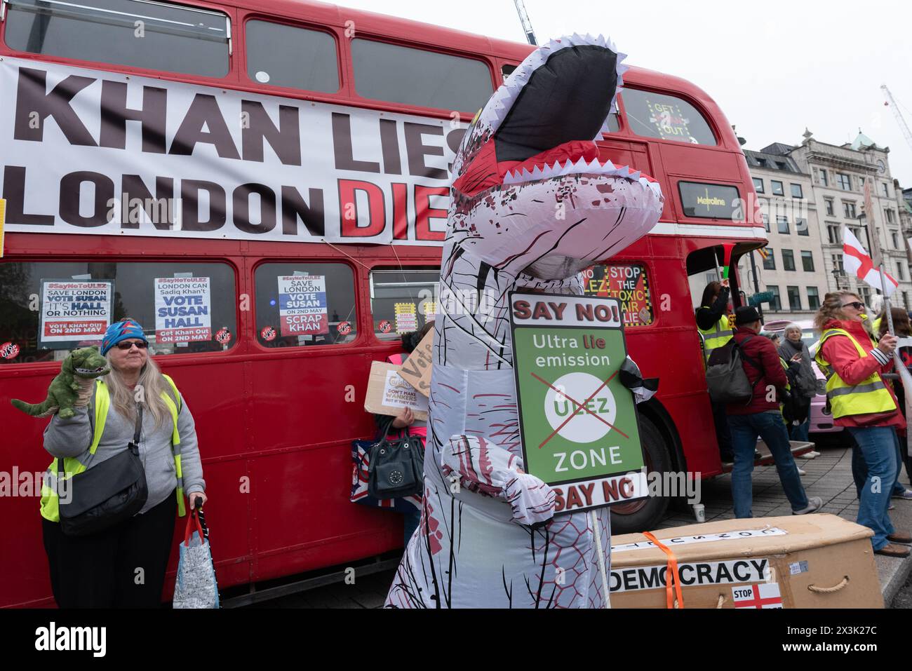 Londres, Royaume-Uni. 27 avril 2024. Les opposants à l’expansion de la zone Ultra Low Emissions (ULEZ), qui prélève une taxe sur les véhicules plus polluants entrant dans la zone et est conçu pour réduire la pollution atmosphérique à Londres, se rassemblent près de Trafalgar Square. Avec les élections pour le maire de Londres qui devaient avoir lieu prochainement, beaucoup ont appelé à l'éviction de l'actuel maire travailliste Sadiq Khan et à l'élection de la candidate du parti conservateur Susan Hall. Crédit : Ron Fassbender/Alamy Live News Banque D'Images