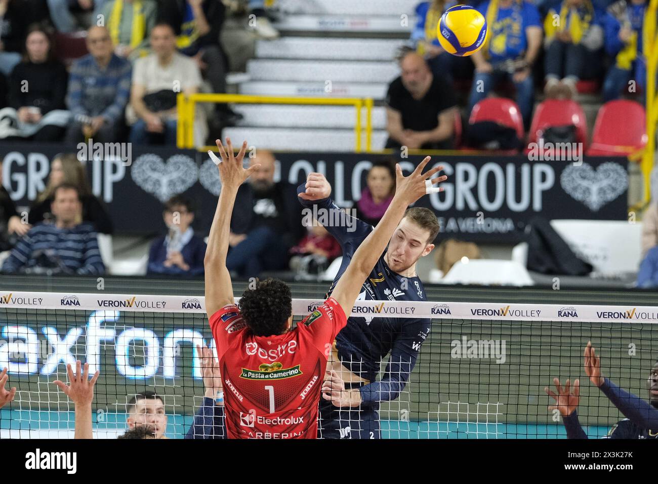 Vérone, Italie. 27 avril 2024. Lorenzo Cortesia de Rana Verona en action lors du match entre Rana Verona et Cucine Lube Civitanova, dernier match de la Challenge Cup of Superlega Italian Volleball Championship 2023/2024 au Pala AGSM-AIM le 27 avril 2024, Vérone, Italie. Crédit : Agence photo indépendante/Alamy Live News Banque D'Images