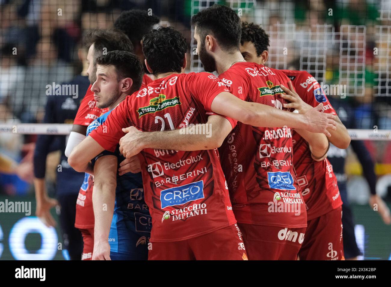 Vérone, Italie. 27 avril 2024. Cucine Lube Civitanova Team célèbre après avoir marqué un point lors du match entre Rana Verona et Cucine Lube Civitanova, dernier match de la Challenge Cup of Superlega Italian Volleball Championship 2023/2024 à Pala AGSM-AIM le 27 avril 2024, Vérone, Italie. Crédit : Agence photo indépendante/Alamy Live News Banque D'Images