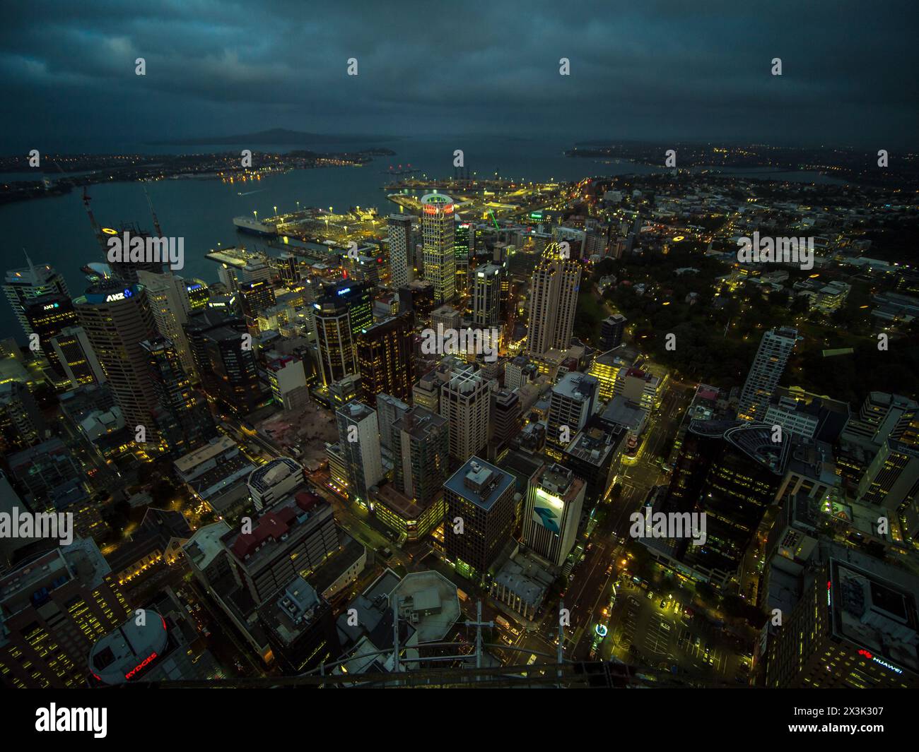 Admirez la vue imprenable sur le paysage urbain de Melbourne depuis les hauteurs. Banque D'Images