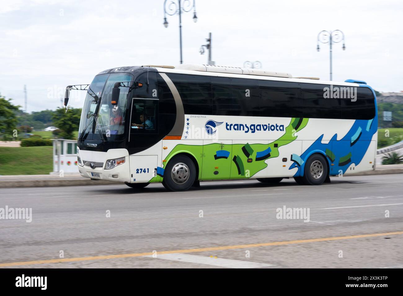 LA HAVANE, CUBA - 28 AOÛT 2023 : Yutong ZK6107HA bus de luxe de la compagnie de transport public Transgaviota à la Havane, Cuba avec effet de flou de mouvement Banque D'Images