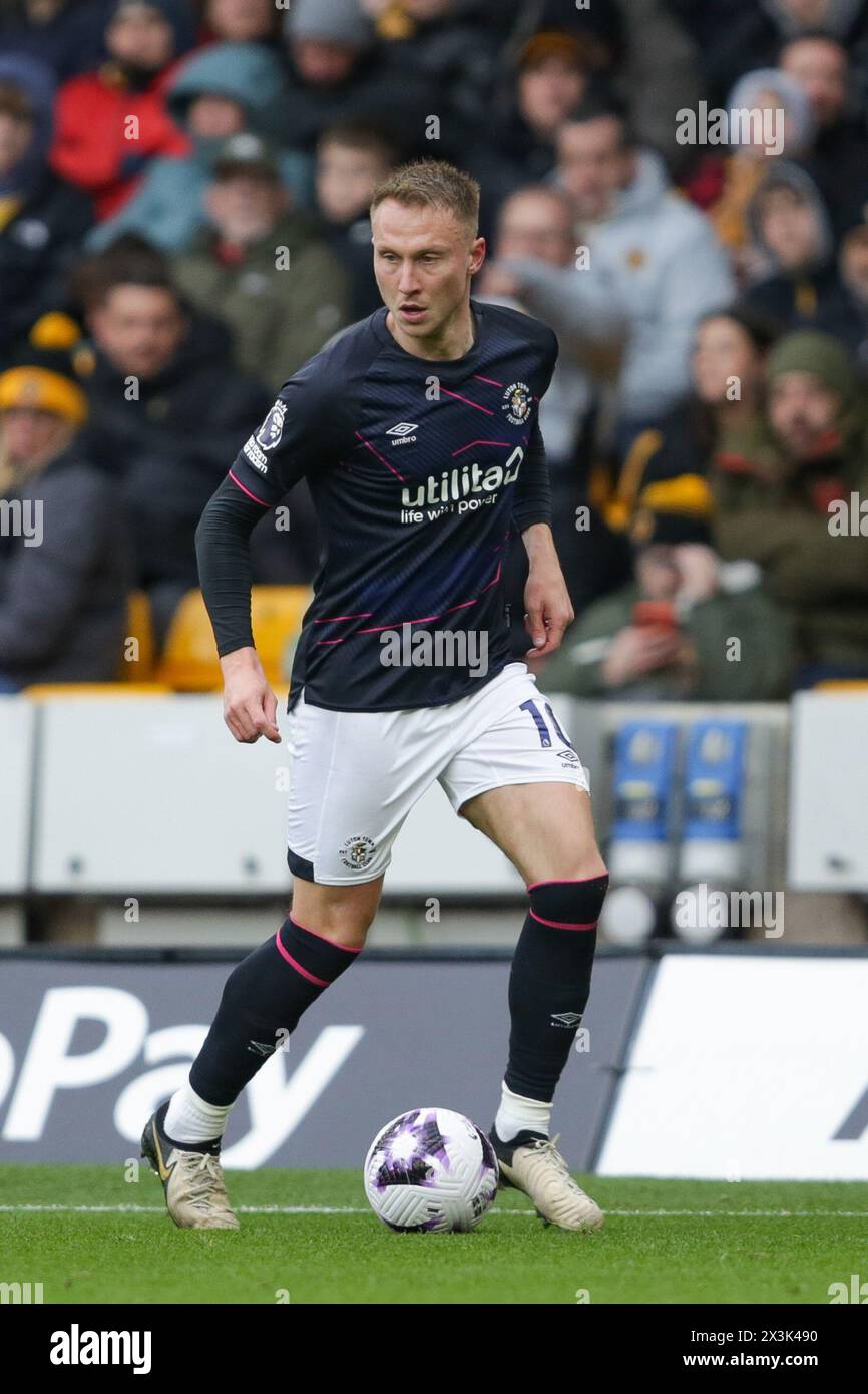 Cauley Woodrow de Luton Town en action lors du match de premier League entre Wolverhampton Wanderers et Luton Town à Molineux, Wolverhampton le samedi 27 avril 2024. (Photo : Gustavo Pantano | mi News) crédit : MI News & Sport /Alamy Live News Banque D'Images