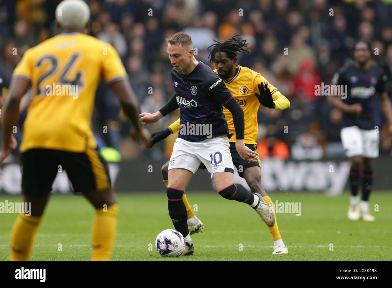Cauley Woodrow de Luton Town en action lors du match de premier League entre Wolverhampton Wanderers et Luton Town à Molineux, Wolverhampton le samedi 27 avril 2024. (Photo : Gustavo Pantano | mi News) crédit : MI News & Sport /Alamy Live News Banque D'Images