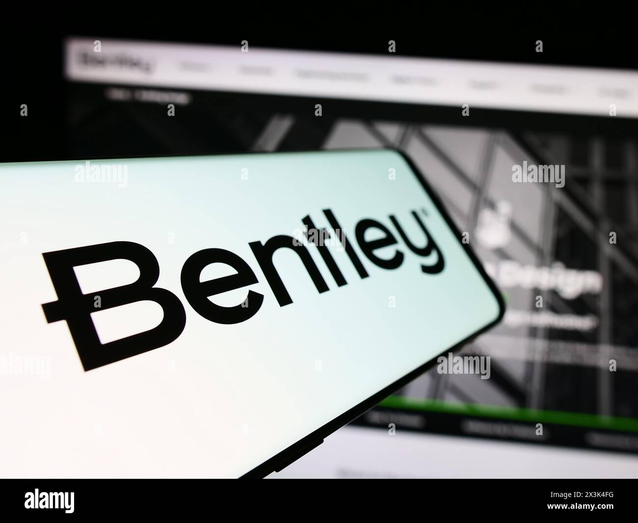 Téléphone portable avec le logo de la société américaine de logiciels Bentley Systems Inc en face du site Web de l'entreprise. Mettez l'accent sur le centre-gauche de l'écran du téléphone. Banque D'Images