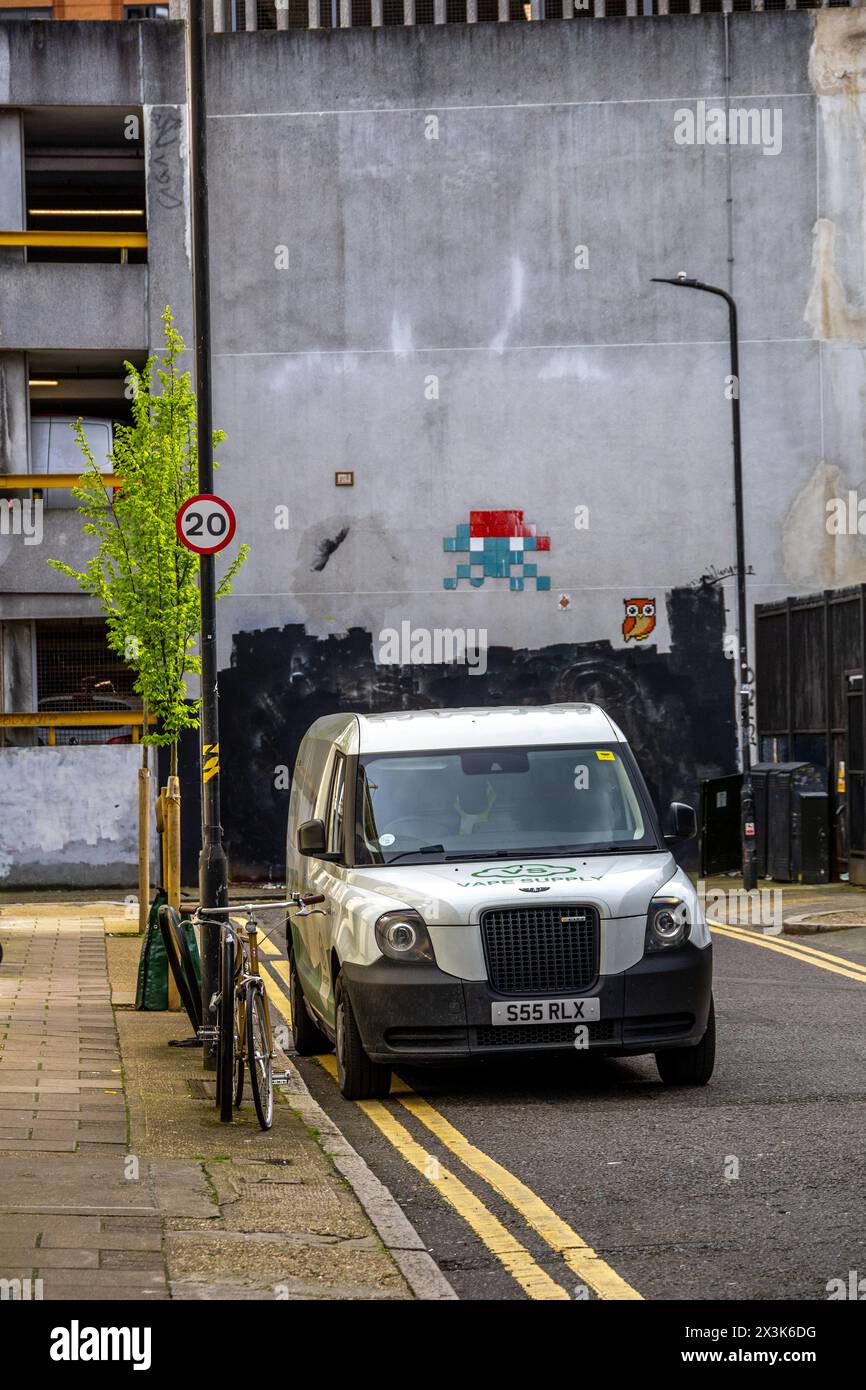 Fourgon électrique LEVC moderne dans la ville de Londres, alliant le design emblématique de la cabine à une énergie propre. Banque D'Images