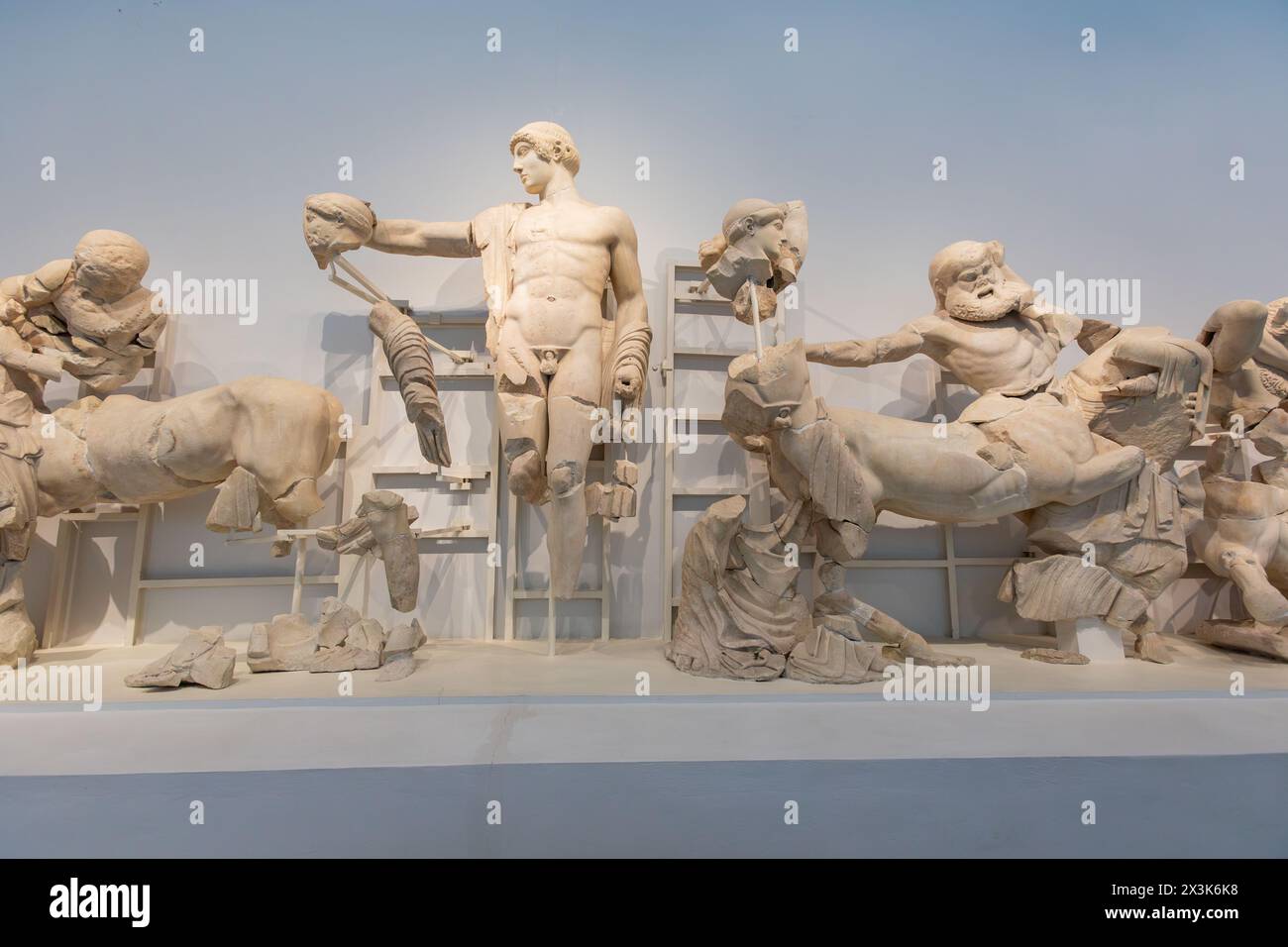 Le fronton ouest du temple de Zeus, musée archéologique d'Olympie, Grèce. Banque D'Images